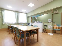 明るい緑の食堂