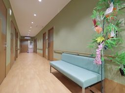 明るい廊下と折り鶴の装飾