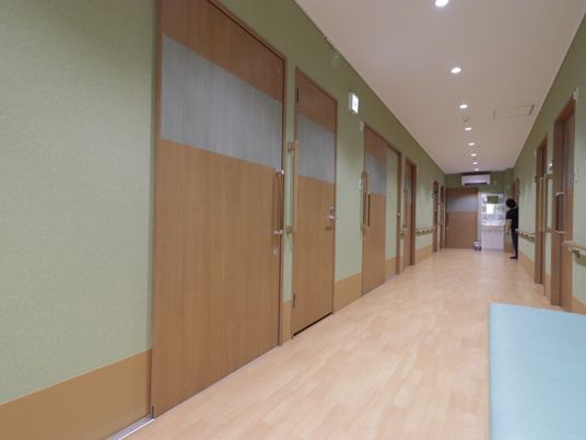廊下と扉が並ぶ施設内部