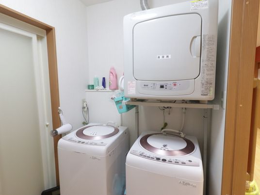 洗濯機が並ぶ清潔な空間