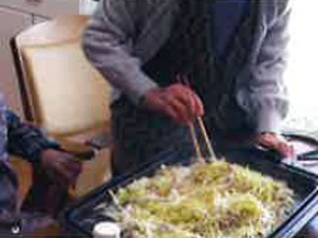 料理をする人々の様子 レクリエーション 一緒に調理を楽しむことができる居心地の良いキッチンです。手作りの温かい食事が、仲間とのコミュニケーションを深めます。