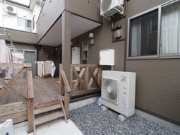室外機とベランダのある建物