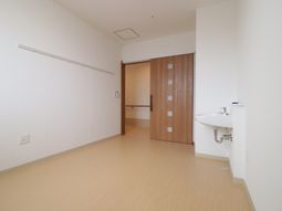 居室のシンプルな内観