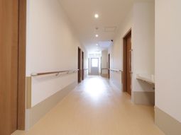 明るい通路の様子
