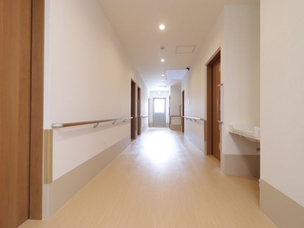 明るい通路の様子