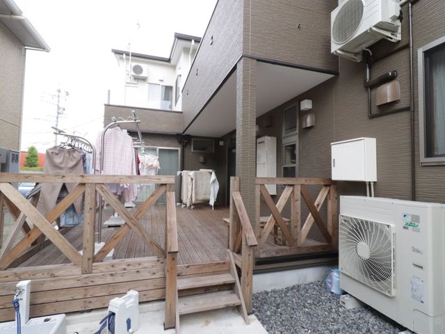 庭付き建物のエクステリア テラス 清潔に保たれた庭では、洗濯物を干すスペースが確保され、日々の生活がしやすい環境です。