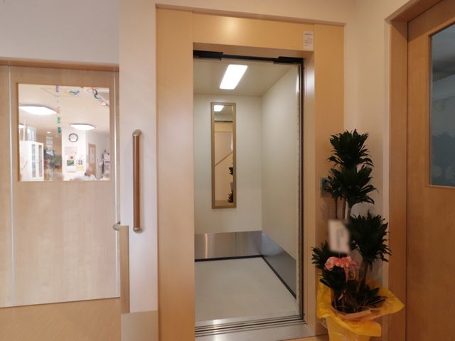 開放的なエレベーター入口