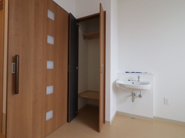 洋室と洗面台の一角 居室 広々とした居室の一角には、日々の生活に欠かせない洗面台が備わっており、生活の利便性に配慮されています。
