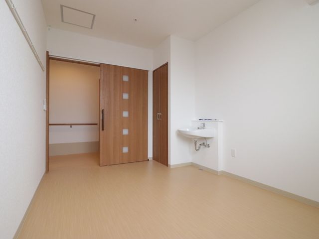 清潔な居室の空間 居室 ゆとりのある居室で、洗面台も完備され、プライバシーに配慮した作りです。快適な環境でお仕事ができ、利用者様の新たな生活を支えます。