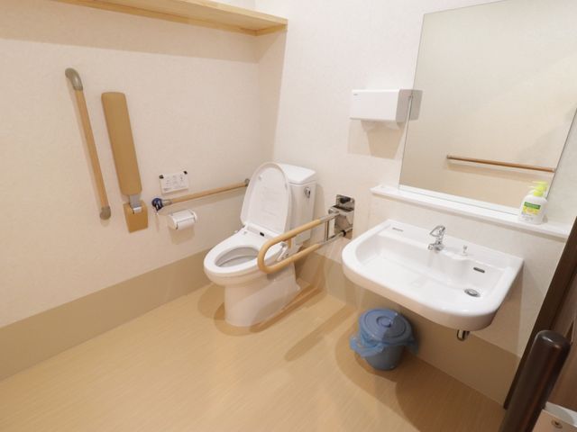 バリアフリートイレ トイレ 安全に配慮した設計のトイレです。手すりが備わり、どなたでも安心してご利用いただけます。
