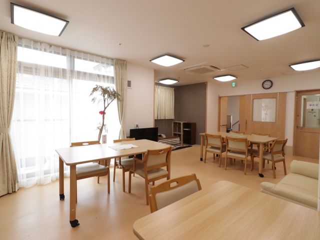 快適な食堂の風景 居間 開放感ある広々とした食堂です。ゆったりとした時間を過ごせる場所で、働く環境としても心地よさが感じられます。