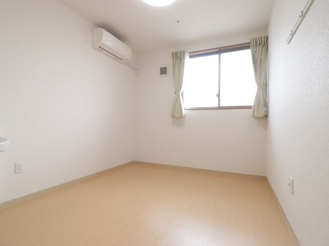 シンプルな個室の居室 居室 清潔感のあふれる空間の居室です。ご自身でカスタマイズ可能な余裕のあるスペースをご用意しており、新しい職場として人材を募集しています。