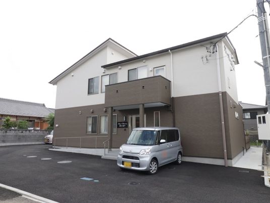 茶色の建物の外観