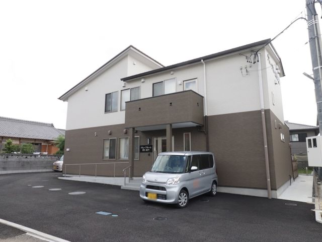 茶色の建物の外観