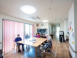 明るいラウンジの風景