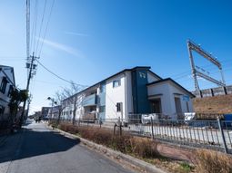 明るい日差しの外観