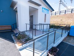 エントランスの斜面アプローチ