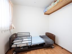 清潔な居室のベッド