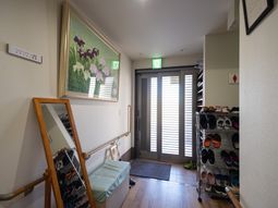 エントランスの明るい廊下