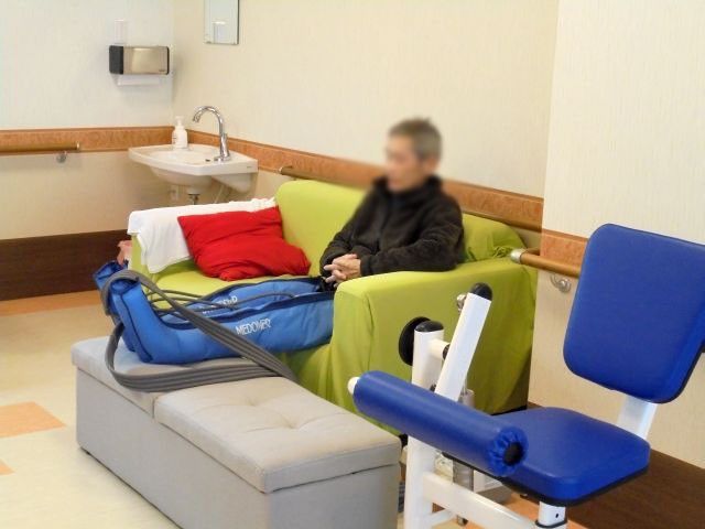リラックスしたリビング 内観 明るいスペースで、リラックスした時間を提供します。機能訓練用の器具も備えています。
