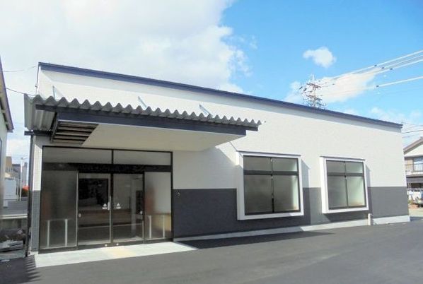 シンプルな建物入口