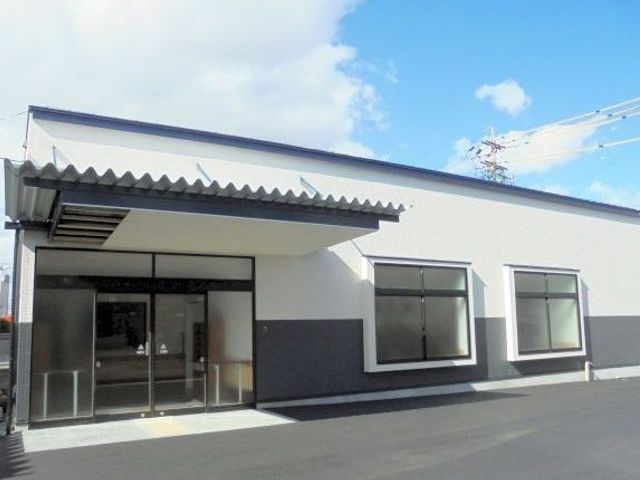 シンプルな建物入口 外観 シンプルでアクセスしやすい建物です。広々としたエントランスで快適に出入りできます。