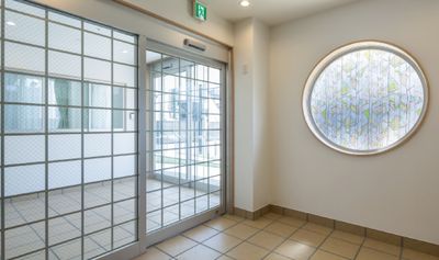 自然光が入るエントランス