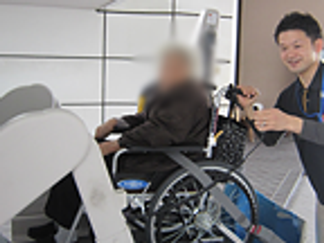 車椅子利用者と補助 エントランス 車椅子利用者の快適さを配慮した入り口です。補助者との連携で安心してご利用いただけます。