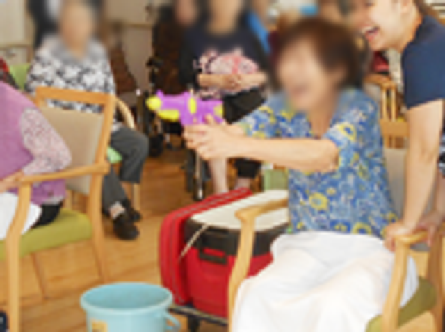 楽しい時間を過ごす居室 居室 明るい空間で、皆さんが楽しそうにリラックスしています。賑やかな雰囲気が魅力的です。