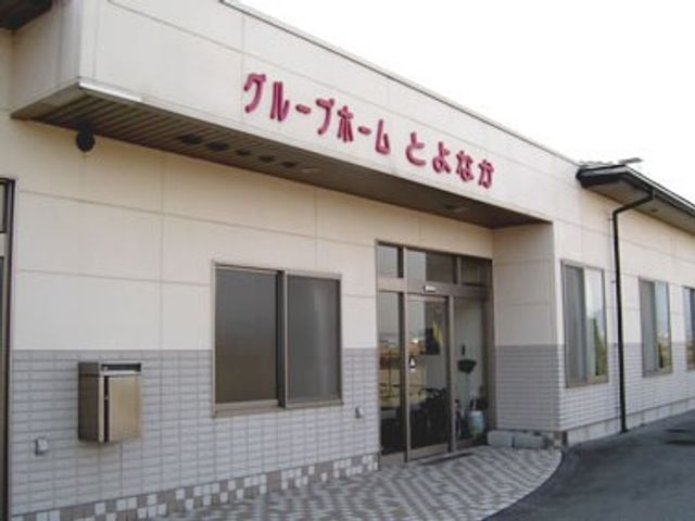 施設の外観です 外観   白い外壁と大きな窓が印象的な建物です。玄関まわりはすっきりしており、出入りしやすそうです。