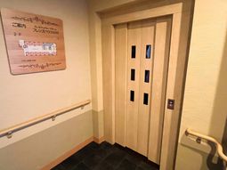 エレベーターを含む廊下