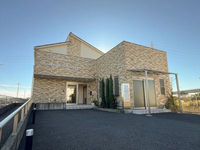 魅力的な外観の建物