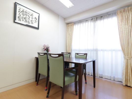 シンプルな居室のテーブル