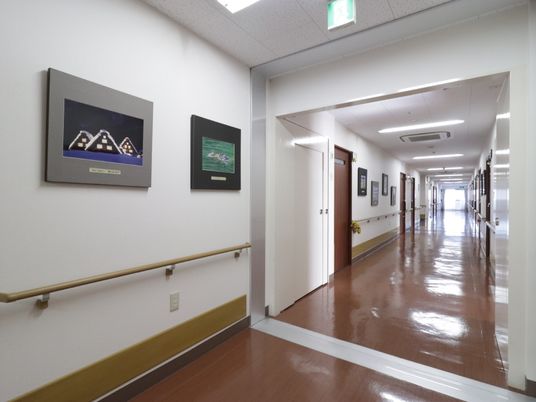 清潔で広い施設の廊下
