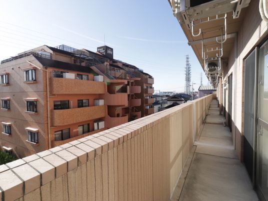 明るい日差しのバルコニー