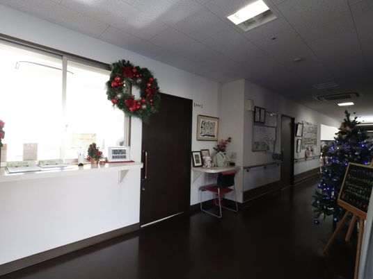 クリスマス飾りの廊下