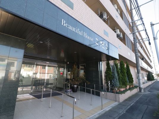 エントランス外観の建物