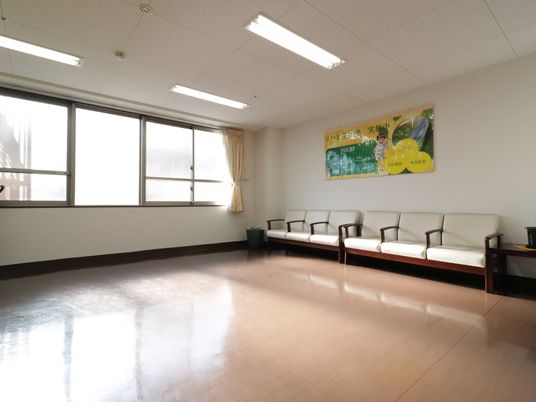 広々とした待合室