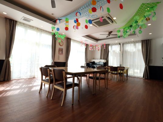 装飾された明るい食堂