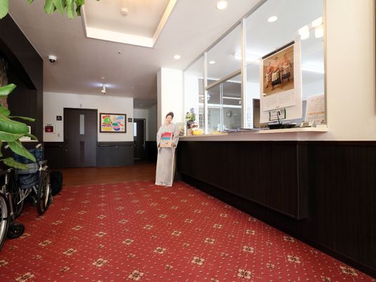 和服の女性とフロント