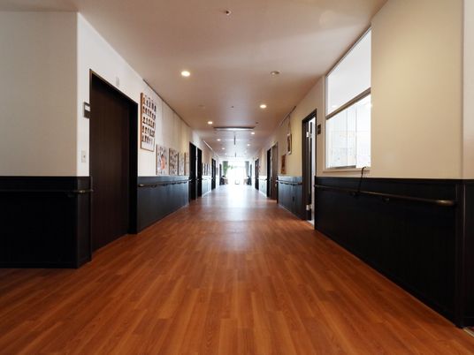 明るい清潔な廊下