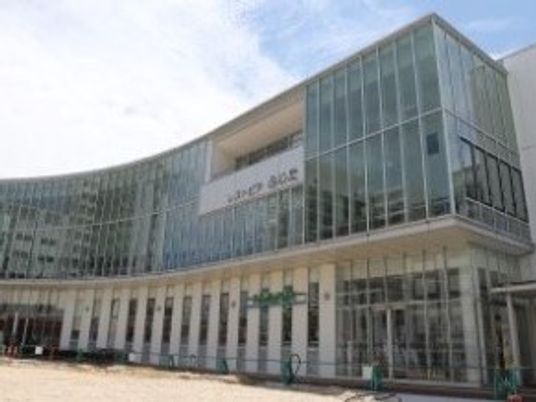 ガラス張りの建物外観  