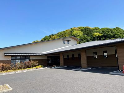 自然に囲まれた外観