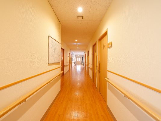 明るい廊下の風景