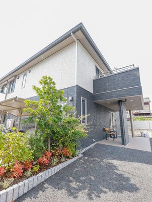 緑あふれる建物エントランス