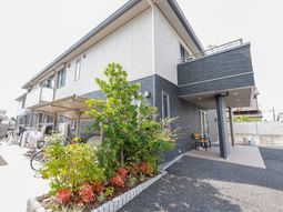 緑豊かな建物の外観