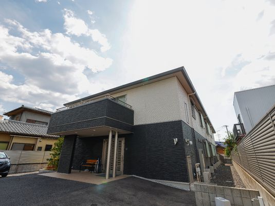 明るい外観の建物