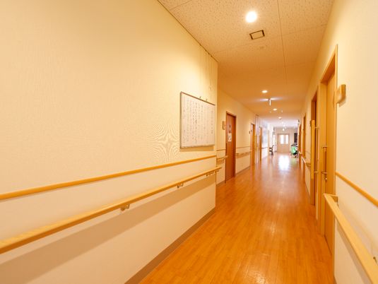 清潔感ある広々廊下