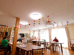 カラフルな飾りの多目的室