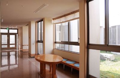 開放的な窓の廊下